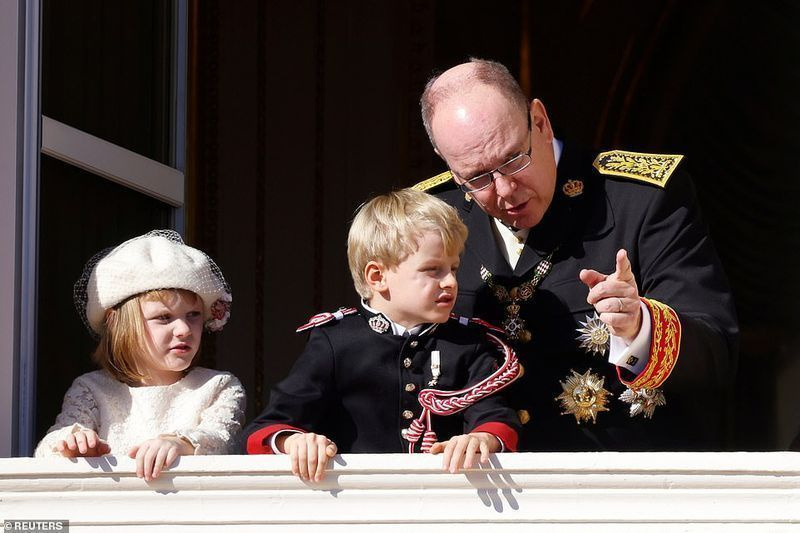 알베르 2세 왕자는 자크 왕자와 가브리엘라 공주와 함께 모나코를 기념하는 축하 행사에서 궁전 발코니에 서 있었습니다.