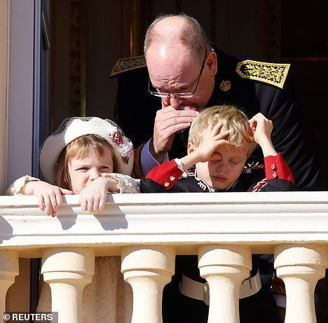 앨버트 왕자는 오늘 국경일 행사 기간 동안 군중에게 손을 흔들기 위해 발코니에서 그와 합류한 자녀들에게 속삭이는 모습을 볼 수 있었습니다.