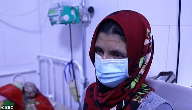 절망적: 해외 원조의 부족도 의료 시스템에 위험한 영향을 미치고 있습니다. Herat의 Médecins Sans Frontières 병원에 어린 쌍둥이가 있는 사진 속의 한 어머니는 Limaye에게 이렇게 말했습니다.