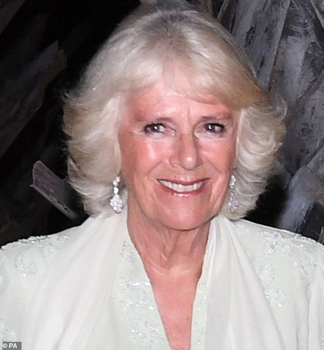 Camilla, 70, deslumbrou em um par de brincos de £ 38.500 da marca de luxo Van Cleef & Arpels quando ela se juntou ao marido, 69, para um jantar de gala na Gâmbia na quinta-feira