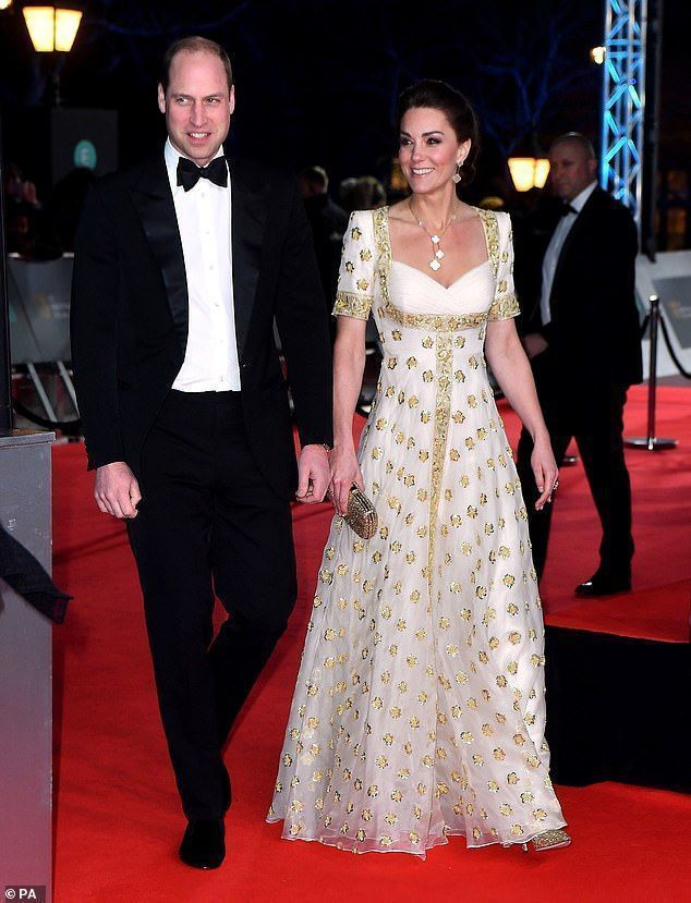 Kate Middleton oduševila se u zadivljujućoj bijelo-zlatnoj haljini Alexandera McQueena do poda dok je šetala crvenim tepihom na dodjeli BAFTA-e zajedno sa suprugom princom Williamom (37) u nedjelju navečer