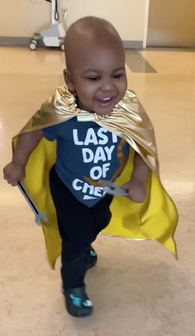 Um vídeo adorável de uma criança comemorando o fim de seu tratamento contra o câncer deixou os usuários de mídia social emocionados