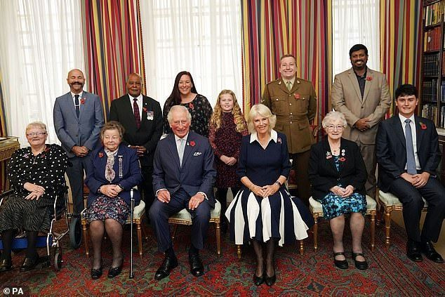 The Prince of Wales and Duchess of Cornwall, 10명의 Royal British Legion(RBL) Poppy Appeal 수집가와 함께: (앞줄 LR) Lesleyanne Gardner, Jill Gladwell, Vera Parnaby, Billy Wilde 및 (뒷줄 LR) David Kelsey, Andy Owens, Clarence House의 Anne-Marie Cobley, Maisie Mead, 랜스 상병 Ashley Martin 및 Mirza Shahzad