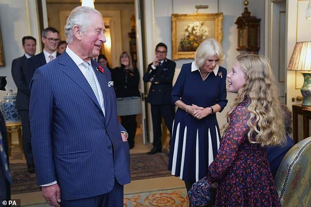 영국 왕립 군단 10명 중 맏이이자 막내인 95세의 질 글래드웰(Jill Gladwell)과 10세의 메이지 미드(Maisie Mead)와 이야기하는 웨일스 왕자와 콘월 공작부인