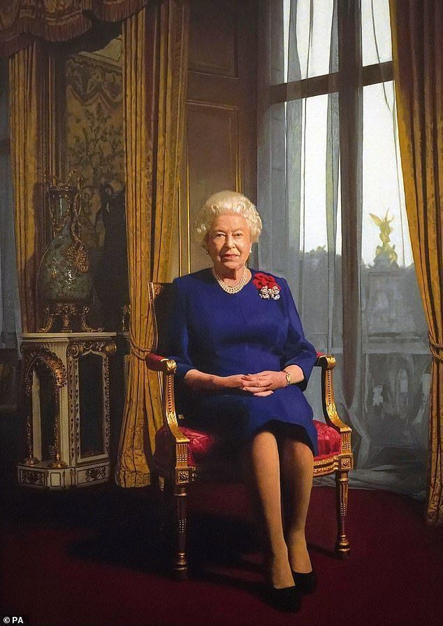 웨일즈 왕자와 콘월 공작 부인이 영국 왕립 군단(RBL) 수집가 10명을 만나는 동안 영국 왕립 군단의 90주년을 기념하기 위해 대런 베이커가 그린 5개의 양귀비 스프레이를 뿌리고 있는 여왕의 전신 초상화