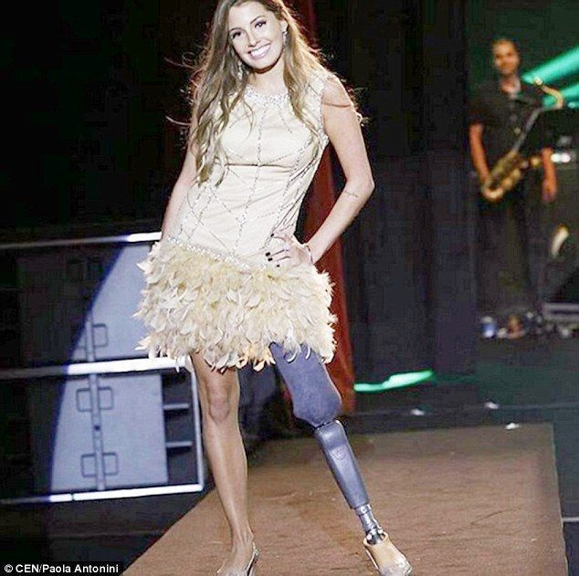 Le mannequin est une favorite des podiums au Brésil, où elle ne cache pas sa prothèse. On la voit ici en train de marcher pour le créateur de mode Alex Moreira.