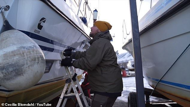 Sprema se: Blomdahl je snimila svog dečka kako se koristi ljestvama kako bi se penjao na njihov brod kako bi uklonio poplune, ručnike i druge predmete koje su koristili tijekom ljeta