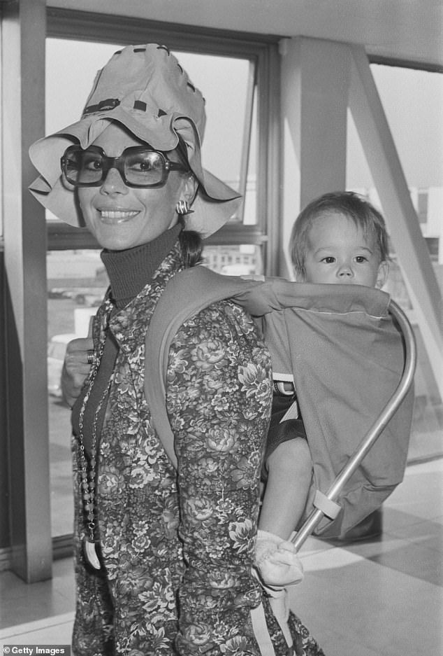 1971년 9월 딸 나타샤와 함께 있는 우드. 나타샤는 어머니가 어떻게