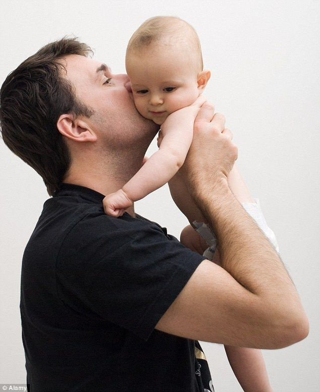 De acordo com o Office for National Statistics, a idade média para um homem se tornar pai é de 32 anos e meio, em comparação com 30 para uma mulher (imagem de stock)