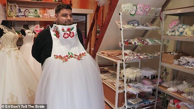 Andy gasta £ 150 em um vestido de noiva tradicional (foto) para sua futura esposa Anna - mas