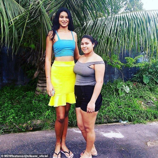 Diferença: A aspirante a modelo supera sua mãe, Ana Maria Ramos, que tem apenas um metro e meio