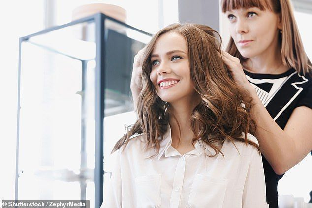 런던의 Neville Salon의 탑 스타일리스트 Jack Merrick Thirlway는 고객들이 옆머리에 머리를 감으면 쉽게 볼륨을 더할 수 있다고 밝혔습니다.