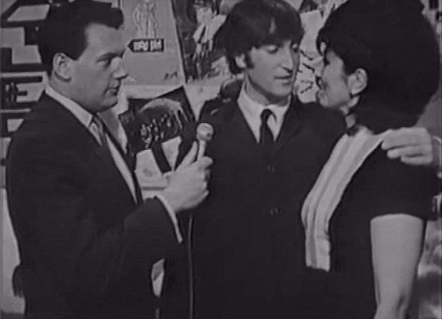저를 주세요: John Lennon은 1964년 TV 팝 쇼 Ready Steady Go에서 Alma Cogan을 만났습니다.