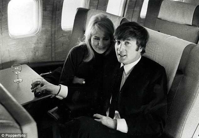 1964년 2월 뉴욕에서 비행기 안에서 첫 부인 신시아 레논과 함께 찍은 존 레논