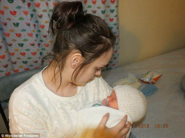 2013년 출산 직후 Emma는 의사로부터 Aaron이 전두뇌증으로 알려진 매우 희귀한 건강 상태를 갖고 있다는 말을 들었습니다.