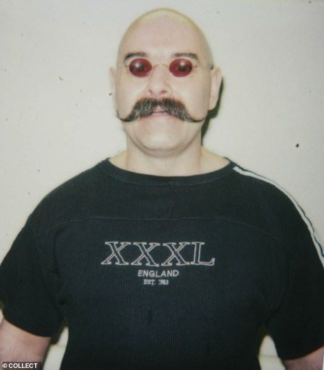 Bronson은 2004년 6월 Wakefield 교도소 내부에서 이 이미지에서 마지막으로 촬영되었습니다(사진).
