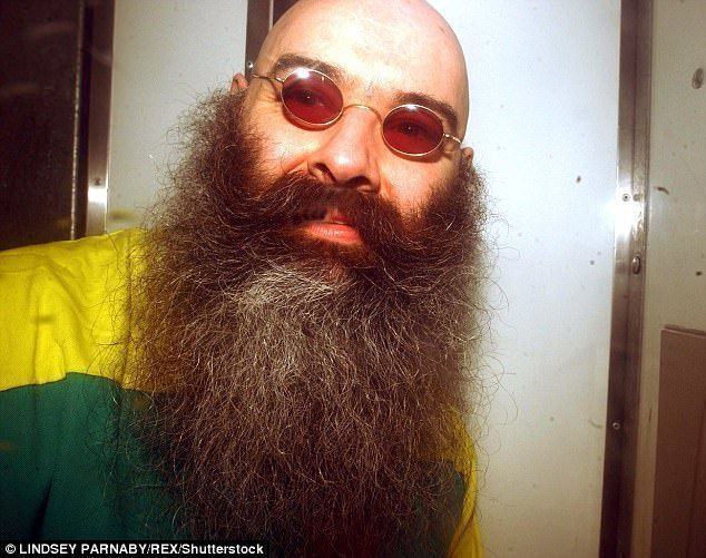 살바도르로 이름을 바꾼 브론슨은 1974년 무장 강도 혐의로 처음 수감됐다. 사진: 2004년 올드 베일리에서 가석방 청문회에 가는 길
