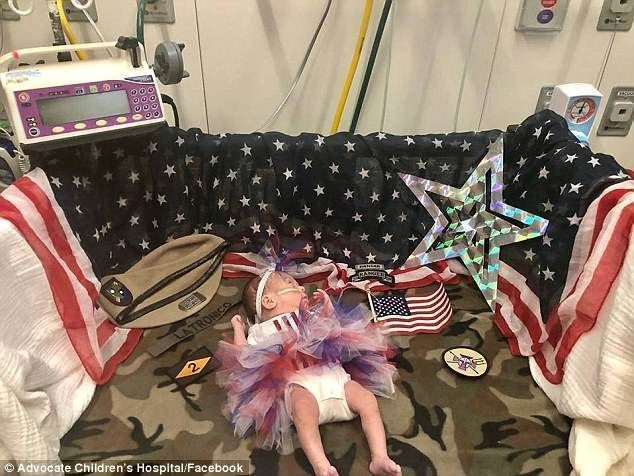 외출 : 미군 전사자의 딸로 추정되는 이 소녀는 빨간색, 흰색, 파란색 튜튜를 입고 제복을 입고 누워있는 사진이 찍혔습니다.