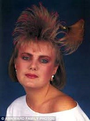 Awkward Family Photos는 가장 기이한 80년대 머리 스타일을 공유했습니다.
