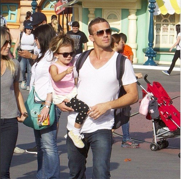 Disneylandi Dilfid: näitleja Cam Gigandet ja tema tütar Everleigh on pildil uuel Instagrami kontol, mis avaldab austust atraktiivsetele lastega meestele