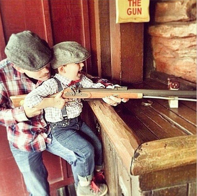 Otse tulistaja: isa aitab oma väikest poissi sihikule võtta Vana Lääne-teemalise piiriala