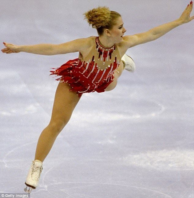 최악의 복장 목록: 논란의 여지가 있는 스케이터 Tonya Harding은 1994년 미국 피겨 스케이팅 선수권 대회에서 착용한 얇은 홀터넥이 특징인 복장 선택에 대해 심사위원들로부터 많은 가혹한 비판에 직면했습니다.