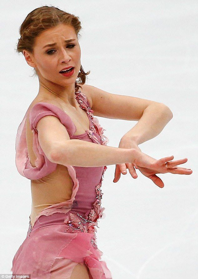 측면 각도: 프랑스 스케이터 Laurine Lecabelier는 모스크바에서 열린 2018 유럽 피겨 스케이팅 선수권 대회에서 그녀의 의상이 엄격한 드레스 코드를 준수하면서도 더 섹시한 모습을 띠도록 하는 순수한 측면 패널을 선보였습니다.