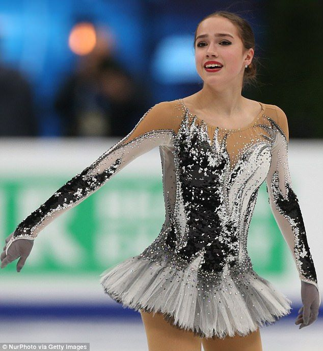 러시아의 러시아 스케이터 Alina Zagitova도 2018 유럽 피겨 스케이팅 선수권 대회 기간 동안 드레스 코드를 준수하여 어깨에 얇은 패널만 있는 겸손한 모노크롬 룩을 선택했습니다.