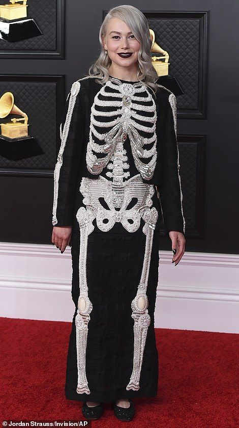 Spooky: la chanteuse Phoebe Bridgers (photo) portait ce qui ressemblait à un costume d