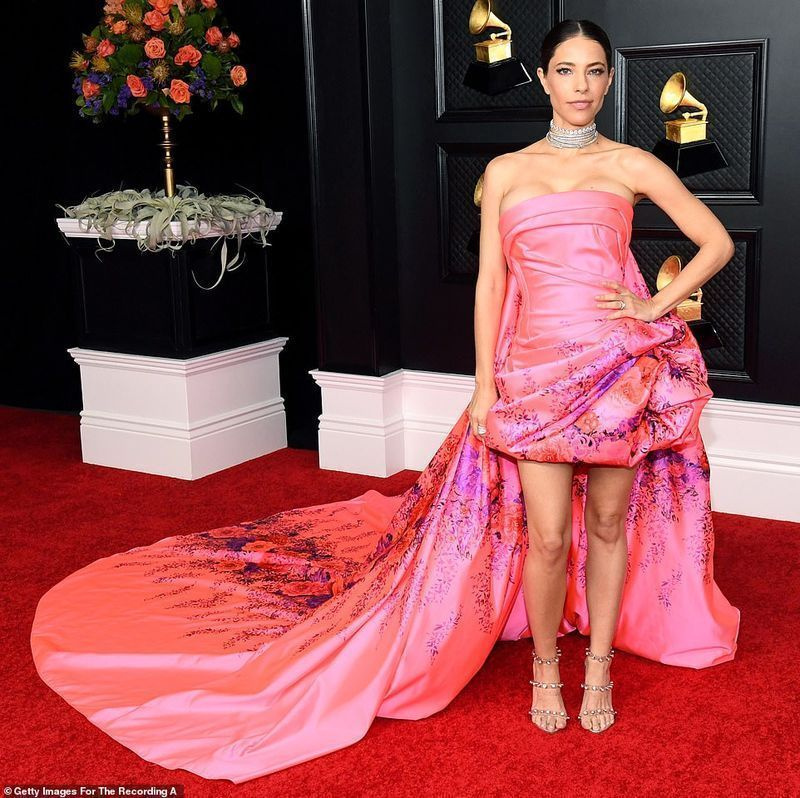 Oh mon Dieu: la chanteuse costaricienne Debi Nova, a complètement raté la cible dans une robe rose criarde et collante avec des fleurs violettes imprimées partout