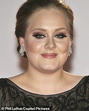 Täidlasema näoga Adele 2011. aasta BRIT Awardsil