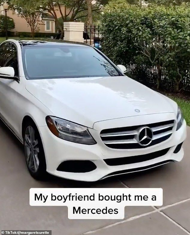 한 비디오에서 그녀의 파트너는 그녀에게 Mercedes-Benz C 클래스를 선물한 후 그 모델의 가격이 최대 $150,000에 달하는 것을 볼 수 있습니다.
