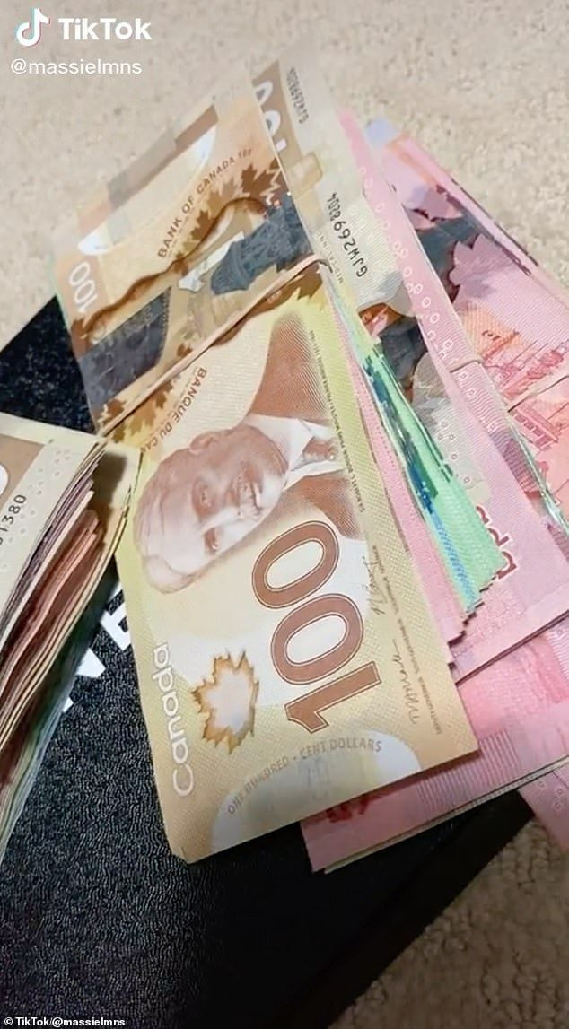 캐나다 사용자 Massiel은 100개의 캐나다 달러 지폐 뭉치를 보여주는 비디오와 그녀의 설탕 아빠와 나눈 문자 교환의 스크린샷을 공유했습니다.