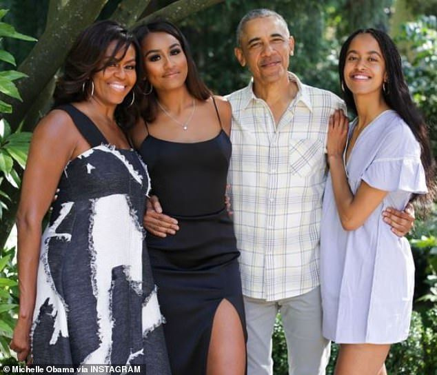 Elades hirmus: proua Obama jagas oma muret oletuste pärast, mida võidakse teha tema tütarde Malia (22) ja Sasha (19) kohta, kui nad rooli istuvad