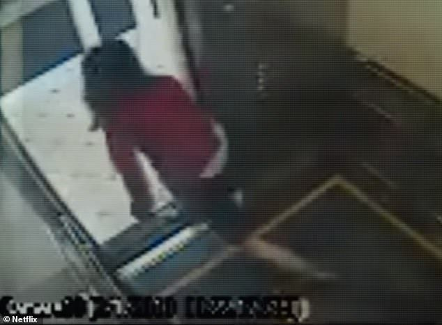 혼란스러움: 21세의 남자는 2013년 2월 1일 감시 영상에서 마지막으로 목격되었으며, 호텔 엘리베이터에서 이상한 행동을 하며 누군가로부터 무언가를 숨기는 것처럼 보였습니다.