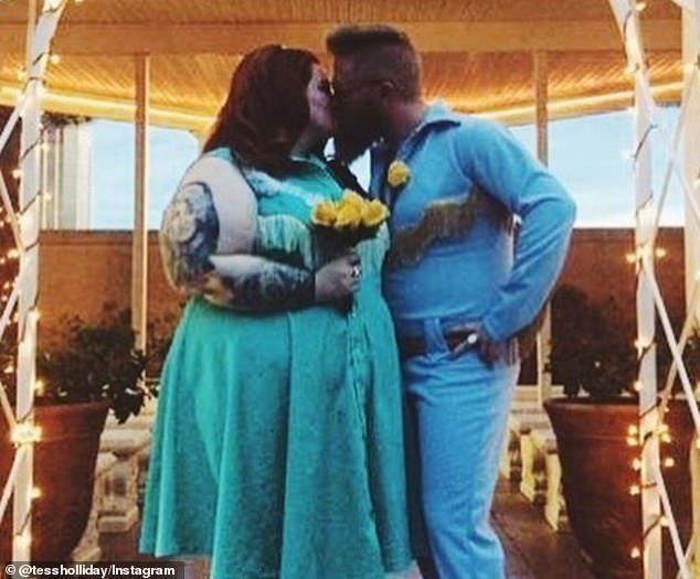 더 행복한 시간: Tess와 Nick은 2015년 라스베가스 예배당에서 비밀리에 결혼했습니다(사진). 헤어진 후 그녀는 그를 부재자 아버지와