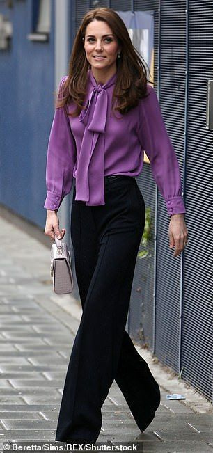 Kate Middleton suudab tõesti lõdvestunud püksid jalas kanda. Mulle meeldivad need laiad puslerakettid, mis on kombineeritud värvilise kiisukujulise Gucci pluusiga