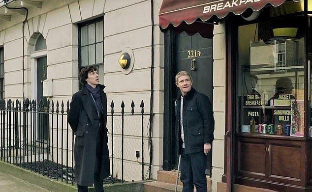 Saates mängis Benedict Cumberbatch kuulsa detektiivi Sherlock Holmesi kaasaegse versioonina koos tema kaaskaaslase dr John Watsoniga, keda kehastas Martin Freeman.