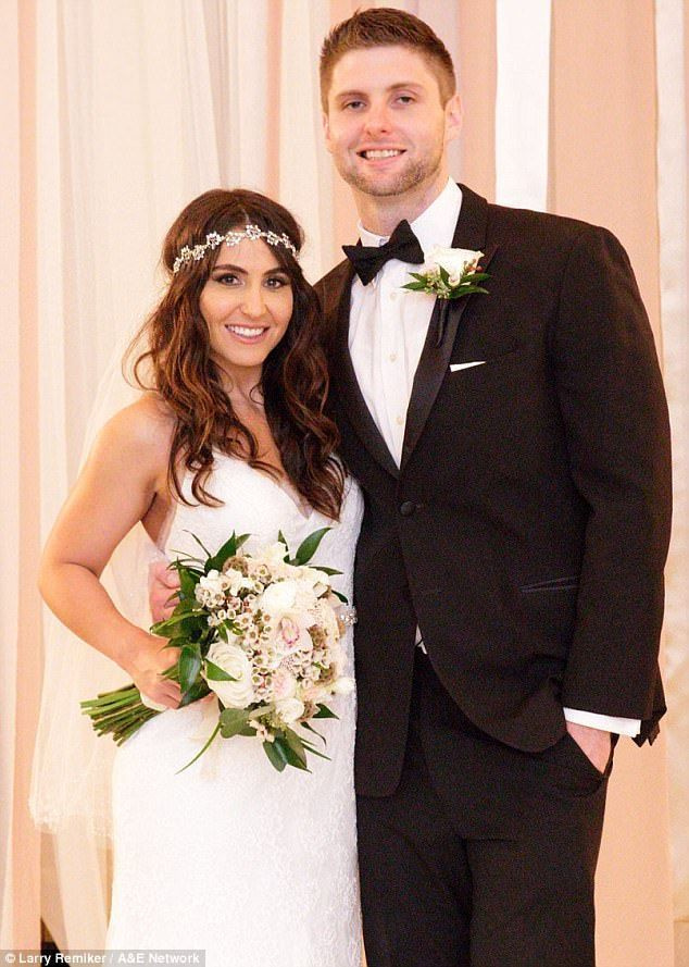 Abielus esmapilgul staarid Danielle DeGroot ja Cody Knapek (pildil pulmapildil) teatasid pärast aastast abielu lahutamisest