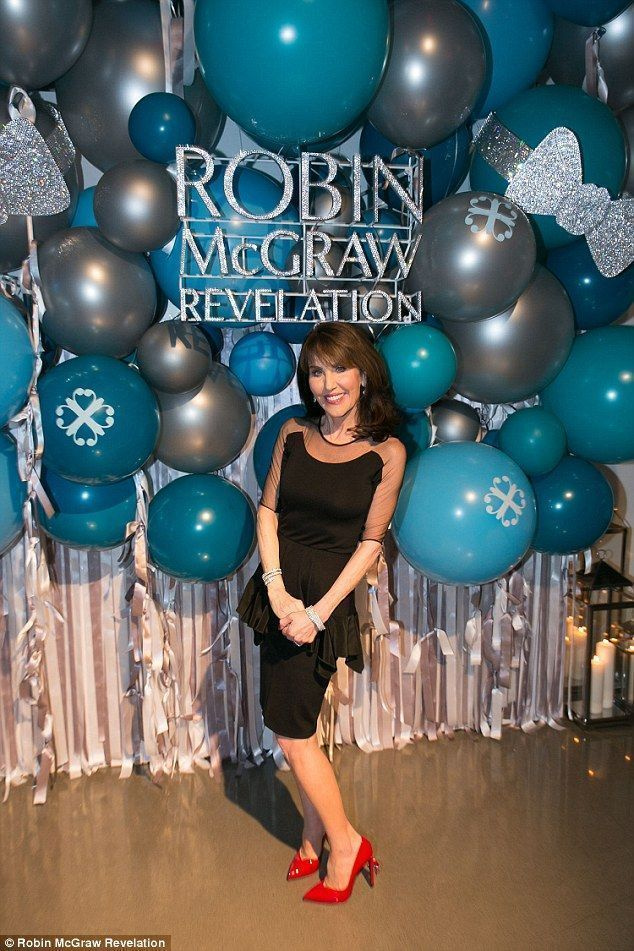 오 밤이구나! 62세의 Robin McGraw는 지난달 뉴욕에서 새로운 럭셔리 스킨케어 라인 Robin McGraw Revelation의 출시 파티를 주최했습니다.