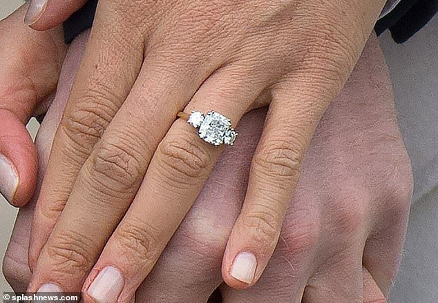 해리 왕자는 2017년 11월에 3개의 다이아몬드가 세팅된 솔리드 옐로우 골드 밴드로 구성된 반짝이는 반지를 메건에게 제안했습니다.