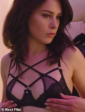Eelmisel suvel Ühendkuningriigis ja USA-s voogedastusteenusesse jõudnud film sisaldab stseene BDSM-ist, vuajerismist ja mitut keerulist seksistseeni. Pildil Laura proovib pärast röövimist riideid selga panna