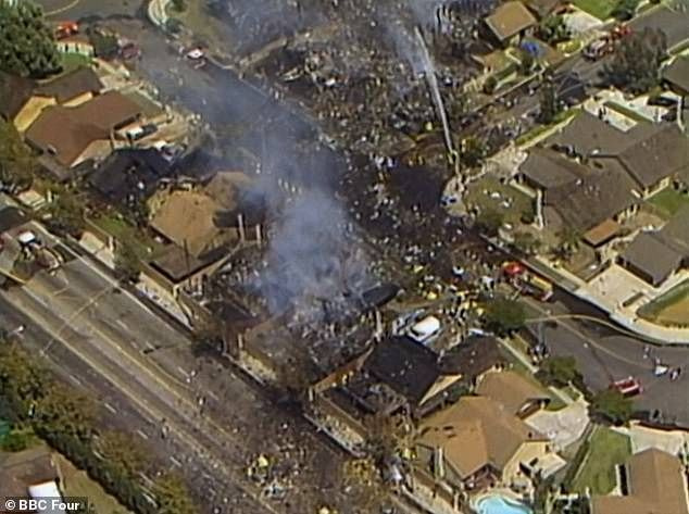Tur oli sündmuskohal, et katta Aeroméxico lennu 498 rususid pärast seda, kui see põrkas kokku teise lennukiga ja kukkus Los Angelese eeslinna Cerritosesse, tappes kõik 67 mõlemas lennukis olnud ja 15 maapinnal viibinut. Pildil liikumatu pilt Turist