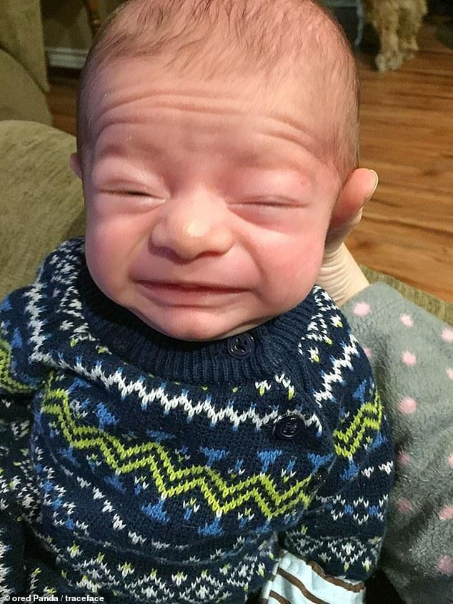 미국에 기반을 둔 또 다른 아기는 이마의 주름을 강조한 이 스냅 사진에서 나이를 넘어 현명해 보였습니다.