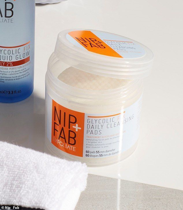 Os compradores estão elogiando o poder das almofadas de limpeza Nip + Fab Glycolic Fix de £ 16,95, que são um tratamento eficaz e fácil de usar para acne e pele texturizada