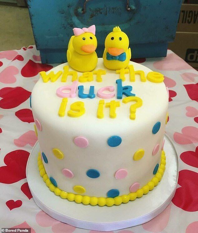 빌어먹을 지옥! 고무 오리가 들어간 이 케이크는 꽤 귀엽지만 욕설을 암시하는 것은 가족 파티에 적합하지 않을 수 있습니다.
