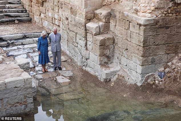 왕자와 그의 아내는 잘 닳은 계단과 가파르고 자갈이 깔린 물길을 조심스럽게 걸었습니다. 그곳에서 조용히 반성하며 잠시 서 있었습니다(사진).