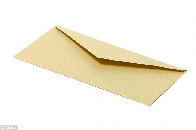 Em vez de lamber envelopes com gosto ruim, usar um pouco de esmalte pode fazer uma vedação ainda mais segura