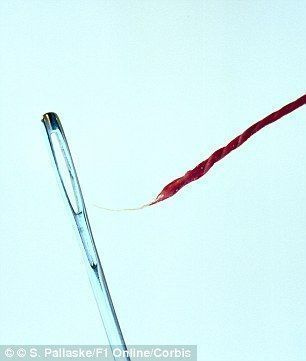 Uma camada de esmalte transparente pode facilitar a passagem da linha pelo buraco da agulha