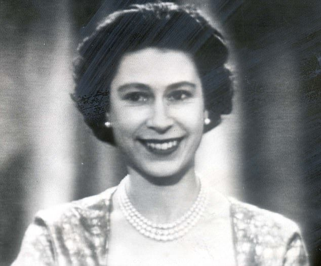 1957년을 다루는 문제의 에피소드에서 여왕은 미용사로부터 헤어스타일을 다른 것으로 바꾸라는 조언을 받습니다.